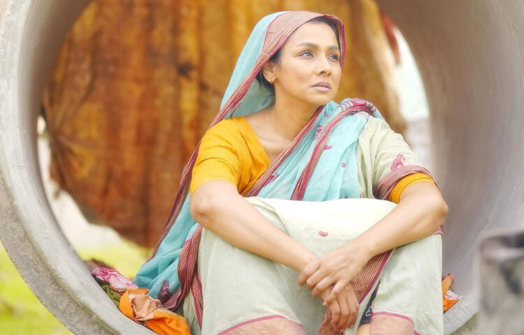 সাধারণ হলেও রুনার লুকে রয়েছে গভীরতা।