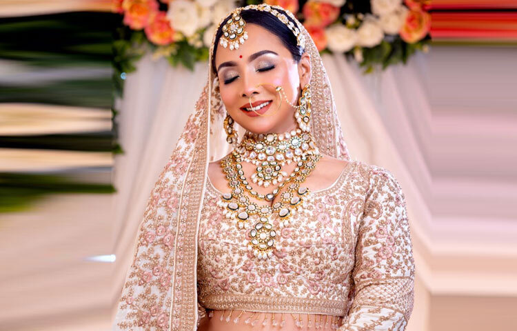 এবার অভিনেত্রীর গয়নার তালিকায় জায়গা নিয়েছে জমকালো কুন্দন, যার মধ্যে আংটি, টিকলি এবং টানা নথসহ একাধিক লেহরিতে একই রকম নকশা করা, যা পুরো সাজকে করেছে আরও বিলাসবহুল।