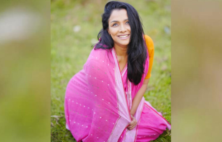 কখনো গোলাপি তাঁতের শাড়ির সঙ্গে হলুদ ব্লাউজে ক্লান্ত অথচ দৃঢ় এক নারীর প্রতিচ্ছবি।