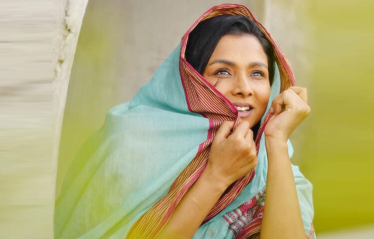 খোলা চুল, হালকা কাজল আর ম্যাট ন্যুড ঠোঁট, সব মিলিয়ে তার মুখে এক নিঃসৃত বাস্তবতা, যা মেকআপ ছাড়াই ফুটে উঠেছে শিল্পে পরিণত হয়ে।