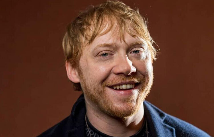 অভিনয় জীবনের বাইরে রুপার্ট গ্রিন্ট একজন দানশীল মানুষ। শিশুদের স্বাস্থ্যসেবা ও ক্যান্সার সচেতনতায় তিনি নিয়মিত দান করেন। অনেক বড় তারকার মতো গ্ল্যামারাস জীবন না বেছে তিনি সাধারণ, সহজ জীবনযাপন পছন্দ করেন।