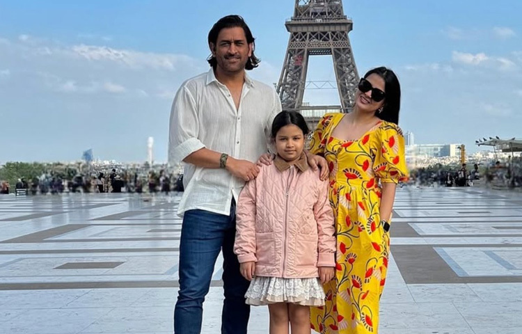 তিনি কখনো বিতর্কে জড়ান না, ব্যক্তিগত জীবন নিয়েও থাকেন সংযত। স্ত্রী সাক্ষী এবং মেয়ে জিভাকে নিয়ে তার পারিবারিক জীবন যেন এক শান্তির আবাস।