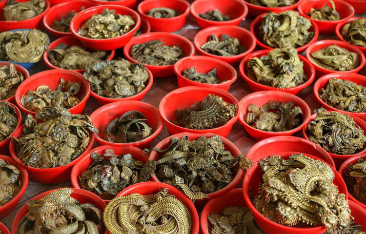 প্রায় সব ধরনের গয়না এখানে পাওয়া যায়। ছবি: মাহবুব আলম