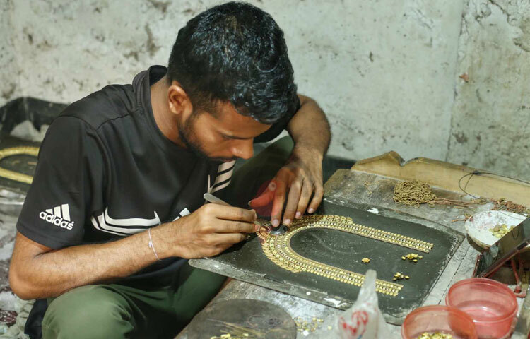 কারিগররা তাদের হাতের জাদুতে গয়নায় ফুটিয়ে তুলছেন চমৎকার সব নকশা। ছবি: মাহবুব আলম