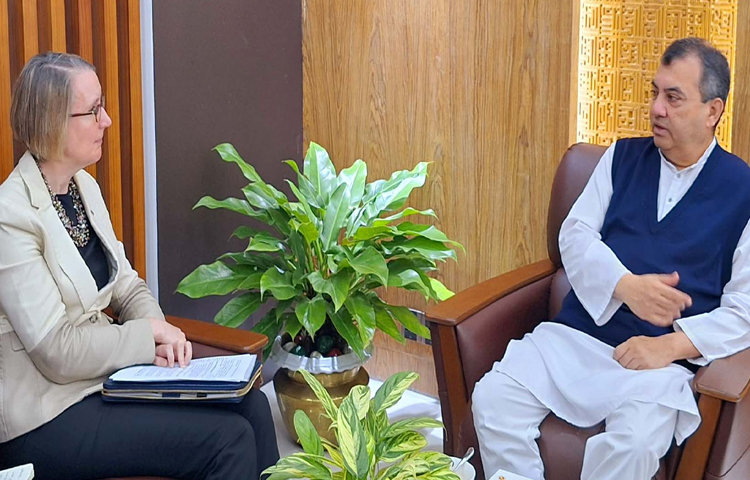 পরিবেশ, বন ও জলবায়ু পরিবর্তন মন্ত্রী সাবের হোসেন চৌধুরীর সঙ্গে সাক্ষাৎ করেছেন বাংলাদেশে নিযুক্ত যুক্তরাজ্যের হাইকমিশনার সারাহ ক্যাথেরিন কুক। ছবি: পিআইডি