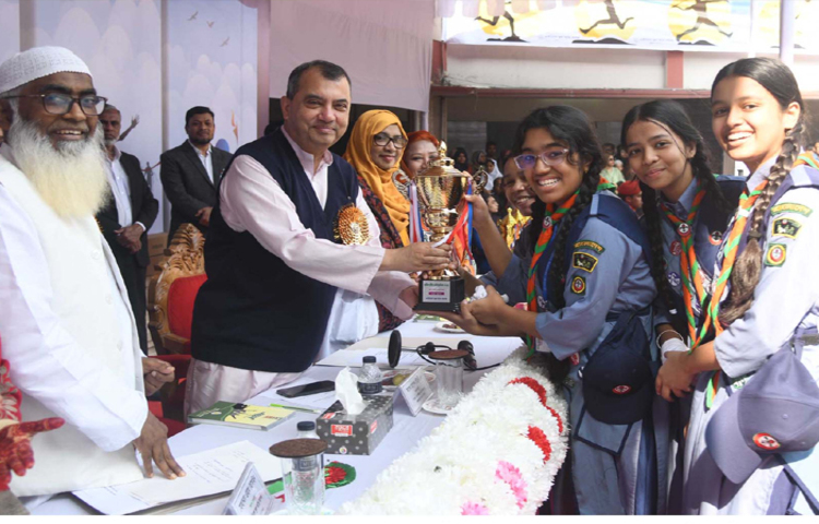 পরিবেশ, বন ও জলবায়ু পরিবর্তন মন্ত্রী সাবের হোসেন চৌধুরী রাজধানীর মতিঝিলে আইডিয়াল স্কুল অ্যান্ড কলেজের বার্ষিক ক্রীড়া প্রতিযোগিতায় বিজয়ীদের মধ্যে পুরস্কার বিতরণ করেন। ছবি: পিআইডি