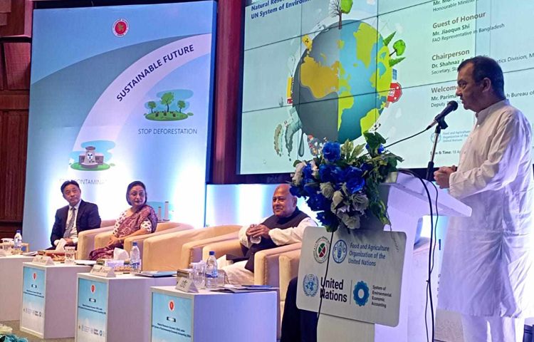 এক জায়গায় বন কেটে অন্য জায়গায় গাছ লাগালে তা সমান হয় না। এখন প্রভাব খাটিয়ে পরিবেশের ক্ষতির সুযোগ নেই বলে জানিয়েছেন পরিবেশ, বন ও জলবায়ু পরিবর্তন মন্ত্রী সাবের হোসেন চৌধুরী। ছবি: মফিজুল সাদিক