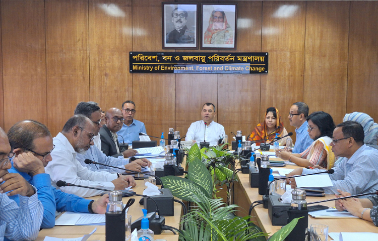 মন্ত্রণালয়ের সভাকক্ষে চলতি অর্থবছরের এডিপিভুক্ত প্রকল্পসমূহের বাস্তবায়ন অগ্রগতি পর্যালোচনা সভায় প্রধান অতিথির বক্তব্য রাখেন পরিবেশ, বন ও জলবায়ু পরিবর্তন মন্ত্রী সাবের হোসেন চৌধুরী। ছবি: পিআইডি