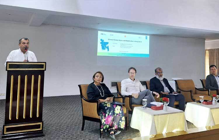 আজ সাভারের ব্যাক সিডিএমে ইআরডি আয়োজিত ‘ক্লাইমেট ফাইন্যান্স এক্সেস অ্যান্ড মোবিলাইজেশন ইন বাংলাদেশ’ শীর্ষক কর্মশালার উদ্বোধন অনুষ্ঠানে প্রধান অতিথির বক্তৃতা করেন পরিবেশ, বন ও জলবায়ু পরিবর্তন মন্ত্রী সাবের হোসেন চৌধুরী । ছবি: পিআইডি