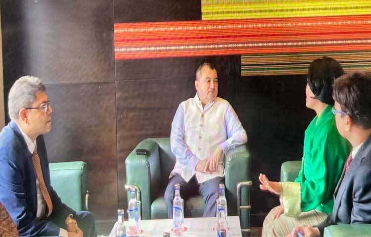 পরিবেশ, বন ও জলবায়ু পরিবর্তন মন্ত্রী সাবের হোসেন চৌধুরীর সঙ্গে সাক্ষাৎ করেন ভুটানের থিম্পুতে লে মেরিডিয়ানে রয়্যাল সিভিল সার্ভিস কমিশনার তাসি প্যাম। ছবি: পিআইডি