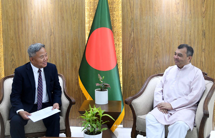 মন্ত্রণালয়ের কার্যালয়ে পরিবেশ, বন ও জলবায়ু পরিবর্তন মন্ত্রী সাবের হোসেন চৌধুরীর সঙ্গে  সাক্ষাৎ করেন দক্ষিণ কোরিয়ার রাষ্ট্রদূত পার্ক ইয়ং-সিক। ছবি: পিআইডি