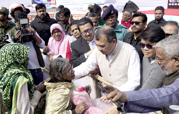 রাজধানীর সবুজবাগে শীতার্ত মানুষের মাঝে কম্বল বিতরণ করেছেন পরিবেশ, বন ও জলবায়ু পরিবর্তন মন্ত্রী সাবের হোসেন চৌধুরী। ছবি: পিআইডি