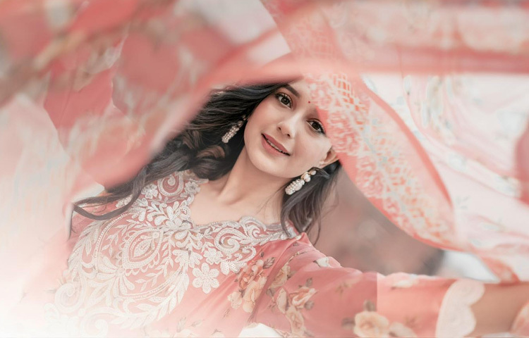 অভিনেত্রীর শোবিজ যাত্রা শুরু হয় মডেলিং দিয়ে। ২০১৪ সালে ‘ইউটার্ন’ নাটক দিয়ে অভিনয় শুরু করেন তিনি। একুশে টিভিতে প্রচারিত সে নাটকে তার সহশিল্পী ছিলেন তৌসিফ মাহবুব ও মেহজাবিন চৌধুরী। সেখানে অভিনয়ের জন্য ‘মেরিল-প্রথম আলো পুরস্কার’-এর জন্য মনোনীত হয়েছিলেন সাবিলা।