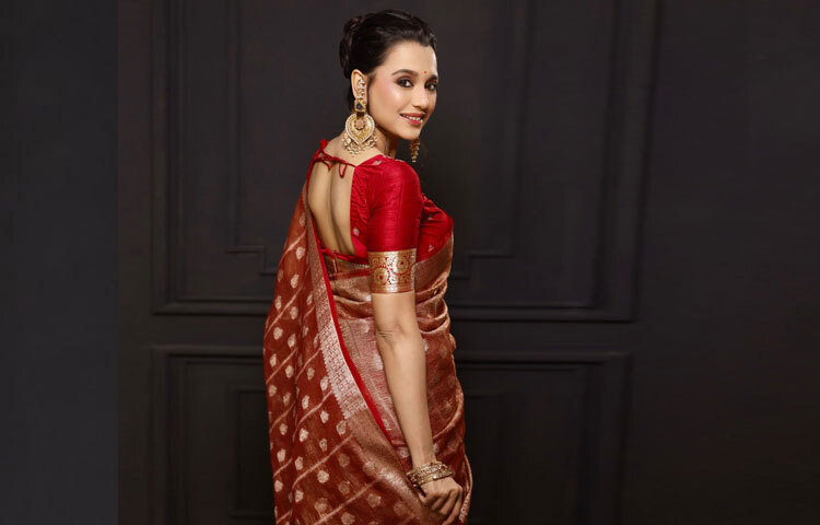 সবশেষে বলা যায়, এই শাড়ি-লুকে সাবিলা নূর যেন নিজেকে নতুনভাবে আবিষ্কার করেছেন আর দর্শকরাও তার সৌন্দর্যে ডুবেছে।