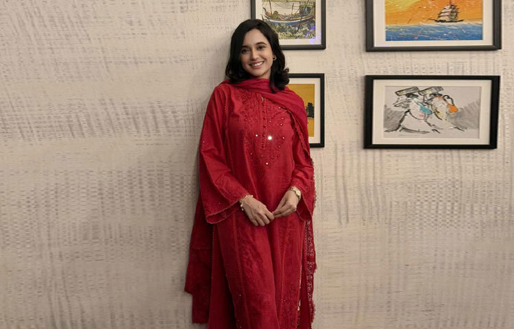 ওয়েস্টার্ন আর শাড়ির বাইরেও সাধারণ পোশাকে অসাধারণ লাগছে সাবিলাকে।