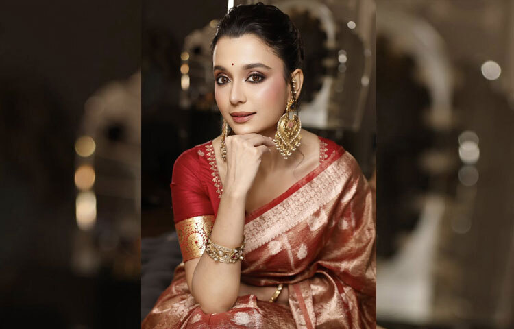 রূপসজ্জায় ছিলেন বিউটি এক্সপার্ট জাহিদ খান। তার টাচে সাবিলার লুকে এসেছে এক মোহনীয় আভা। গাঢ় কাজল আর মাসকারায় ড্রামাটিক আই মেকআপ, ছোট্ট লাল টিপ, হালকা ব্রিক-রেড লিপস্টিক-সব মিলিয়ে ফুটে উঠেছে সাবিলার দীপ্ত সৌন্দর্য। মাথার উলটে বাঁধা খোঁপা সাজকে করেছে আরও পরিপাটি।