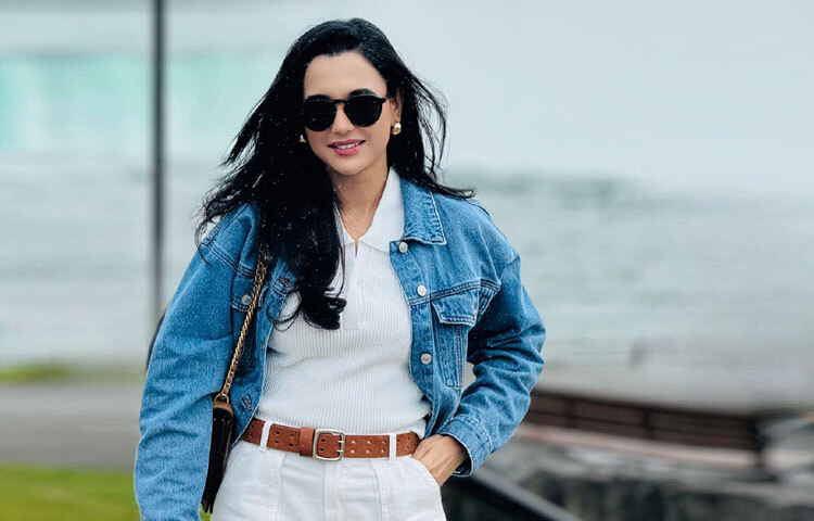 সাদা প্যান্ট ও টপসের সঙ্গে ডেনিমের শার্টে নজরকাড়া অভিনেত্রী।