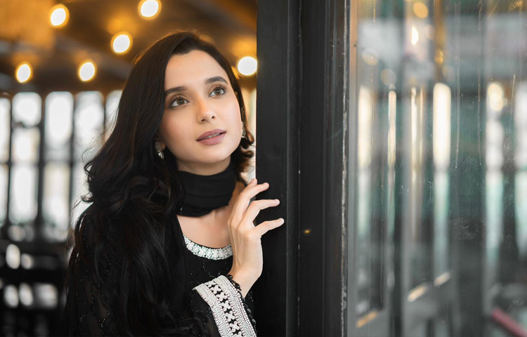 সাবিলা নূরের বেড়ে ওঠা ঢাকায়। ছোটবেলা থেকেই তিনি ক্যামেরার সামনে দাঁড়াতে ভালোবাসতেন। পড়াশোনার পাশাপাশি নাচ, অভিনয় ও উপস্থাপনায় আগ্রহ ছিল প্রবল। যুক্ত ছিলেন নাচের চর্চায়, যা পরবর্তীতে তার পারফরম্যান্সে এক আলাদা আবেদন সৃষ্টি করেছে।