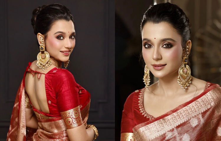 অলঙ্কারের দিক থেকেও বেছে নিয়েছেন সাদামাটা অথচ দৃষ্টিনন্দন সংযোজন। লম্বা ঝুলের বড় কানবালা, হাতে চুড়ি, আর গলা ফাঁকা রাখা-যা ব্লাউজের নেকলাইনের এমব্রয়ডারিকে আরও উজ্জ্বল করে তুলেছে।