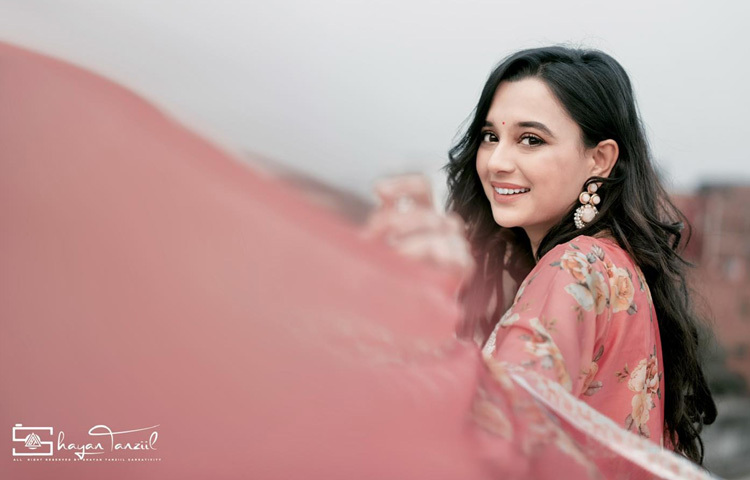 ঢাকা বিশ্ববিদ্যালয়ের ইংরেজি বিভাগ থেকে পড়াশোনা করেছেন তিনি। মেধাবী এই তরুণী তার স্মার্টনেস, সাবলীল কথা বলার ধরন ও সৌন্দর্যের কারণে খুব অল্প সময়ে নজরে আসেন বিজ্ঞাপন নির্মাতাদের।