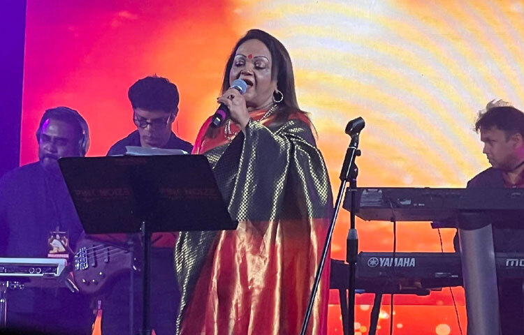 সাবিনা ইয়াসমিন শুধু চলচ্চিত্রেই সীমাবদ্ধ ছিলেন না; মুক্তিযুদ্ধের সময় এবং স্বাধীনতার পর দেশাত্মবোধক গান গেয়ে তিনি এক বিশেষ মর্যাদা অর্জন করেন। তার কণ্ঠে উচ্চারিত দেশপ্রেমিক গানগুলো আজও মানুষের আবেগ জাগায়, শক্তি জোগায়।