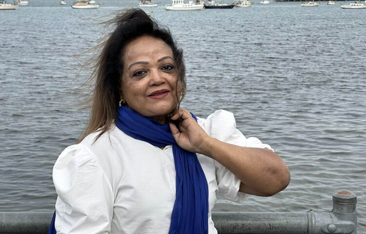 ১৯৫৪ সালের এই দিনে তার জন্ম। ছোটবেলা থেকেই সংগীতের প্রতি তার গভীর অনুরাগ ছিল। পরিবারের পরিবেশ, বিশেষ করে সংগীতপ্রেমী আত্মীয়-স্বজনের সান্নিধ্য তাকে ধীরে ধীরে গানের ভুবনে টেনে আনে। শিশুকণ্ঠে প্রথম যে গানটি রেডিওতে প্রচারিত হয়েছিল, তা-ই শ্রোতাদের মন কাড়ে। সেখান থেকেই শুরু হয় তার দীর্ঘ ও গৌরবময় যাত্রা।