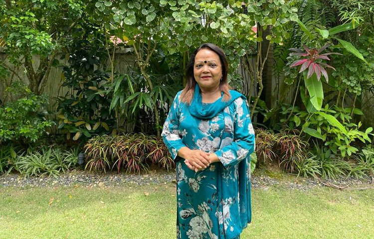 জীবনের নানা বাঁক পেরিয়ে তিনি আজও আছেন অবিচল। ব্যক্তিগত জীবনের নানা চড়াই-উতরাই, অসুস্থতা কিংবা সামাজিক চাপ-কিছুই তাকে দমিয়ে রাখতে পারেনি। বরং প্রতিটি সংগ্রামই যেন তার শিল্পীসত্ত্বাকে আরও দৃঢ় করেছে।