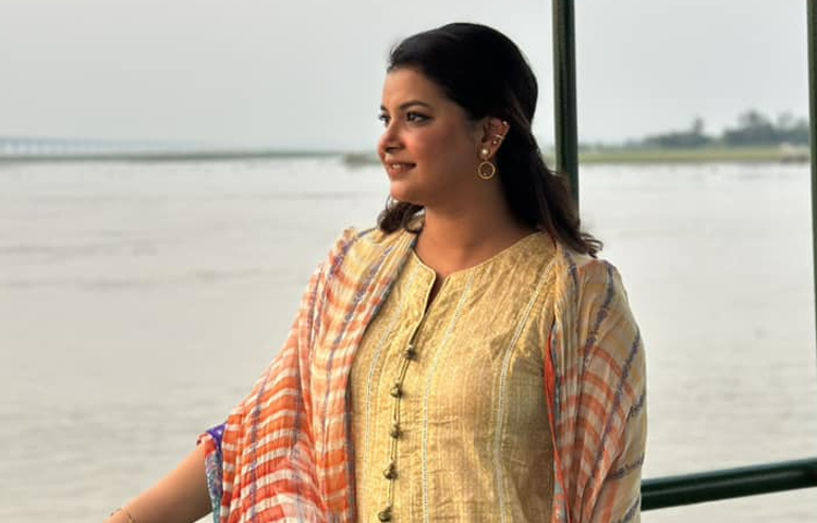 পরিবার ও ঘনিষ্ঠজনদের সঙ্গে কেক কেটে জন্মদিন উদযাপন করেছেন ফারিয়া। আর উদযাপনের সেই ভিডিও ফেসবুক পেজে শেয়ার করেছেন তিনি। ছবি: ফেসবুক থেকে