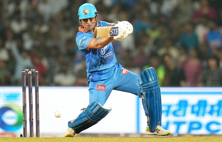 মাত্র ১৬ বছর বয়সে টেস্টে অভিষেক শচীনের। একই বছর ওয়ানডেতেও পা রাখেন তিনি। এরপরের ইতিহাস তো কারোরই অজানা নয়, একের পর এক রেকর্ড তার পায়ের তলায় লুটিয়ে পড়েছে।