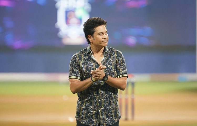 সাউথ আফ্রিকা হোক কিংবা শারজাহ, অস্ট্রেলিয়া হোক বা ওয়াংখেড়ে; যখনই ব্যাট হাতে মাঠে নামতেন ঠিক তখনই স্টেডিয়াম বেজে উঠত সেই চিরপরিচিত ধ্বনিতে- ‘শচীন’, ‘শচীন’…