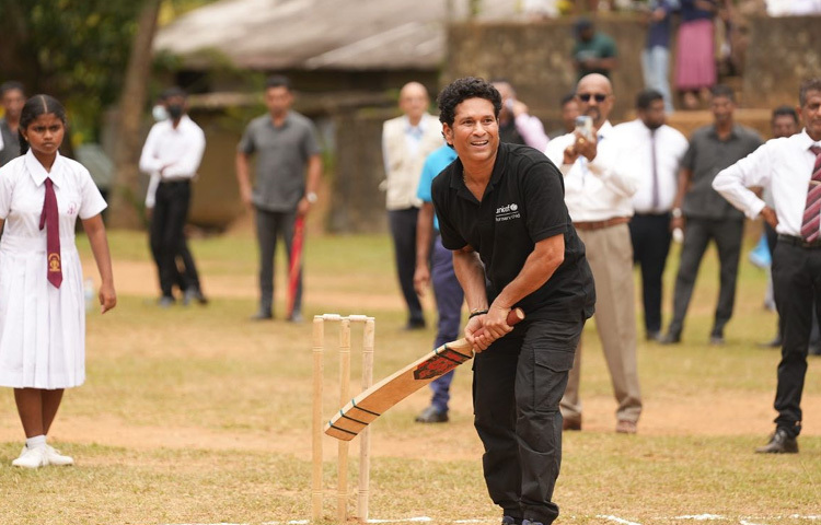 ২০১৩ সালের নভেম্বরে যখন তিনি শেষবারের মতো জাতীয় দলের জার্সিতে মাঠে নামলেন, গোটা দেশ যেন একসঙ্গে থেমে গিয়েছিল। তার সেই বিদায়ী বক্তৃতা যেখানে কণ্ঠ বারবার কেঁপেছে, চোখে পানি চলে এসেছে, যা শুনলে আজও গায়ে কাঁটা দেয়।