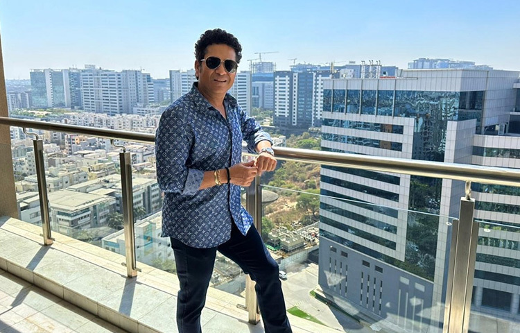 তার ঝুলিতে আছে ৬৬৪ আন্তর্জাতিক ম্যাচ, ৩৪৩৫৭ আন্তর্জাতিক রান, ২০১ আন্তর্জাতিক উইকেট, ২০১১ বিশ্বকাপ জয়, ১০০ আন্তর্জাতিক সেঞ্চুরি।