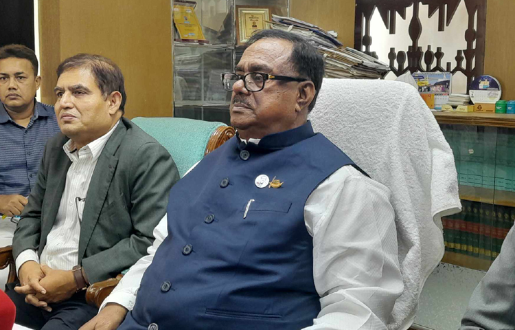 চলতি মৌসুমে সরকারের বোরো ধান ও চাল সংগ্রহ শুরু হয়েছে। আজ দুপুরে সচিবালয়ে নিজ দপ্তর থেকে ভার্চুয়ালি বিভিন্ন জেলার সঙ্গে যুক্ত হয়ে ধান-চাল ও গম কেনা কর্মসূচি উদ্বোধন করেন খাদ্যমন্ত্রী সাধন চন্দ্র মজুমদার। ছবি: মাসুদ রানা