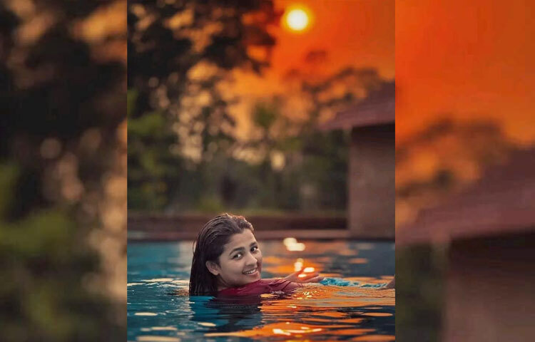 শেয়ার করা ছবিতে দেখা গেছে সুইমিংপুলে সময় কাটাচ্ছেন তিনি। ক্যাপশনে লিখেছেন, ‘সূর্য, জল এবং সাঁতার কাটা। এর চেয়ে ভালো দিন হতে পারে না।’ ছবি: ফেসবুক থেকে