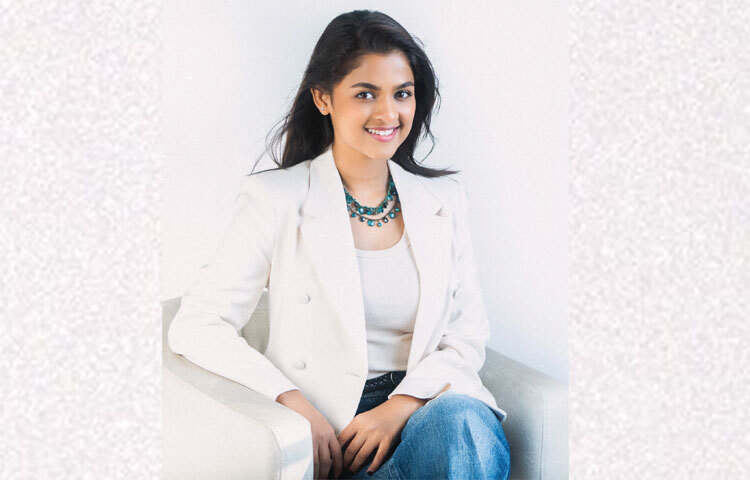 হাতের মেটাল স্ট্র্যাপ ওয়াচ, হালকা মেকআপ, ন্যুড লিপ আর ন্যাচারাল হেয়ারস্টাইল-সব মিলিয়ে এই লুক অফিস, কফি মিট বা সেমি-ফরমাল ইভেন্টের জন্য নিখুঁত।