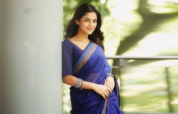 সাদিয়ার এই এথনিক লুক দেখে ভক্তরা মুগ্ধ হয়েছেন, কেউ কেউ লিখেছেন, এমন প্রশান্তি শুধু নীলের ছোঁয়াতেই সম্ভব।