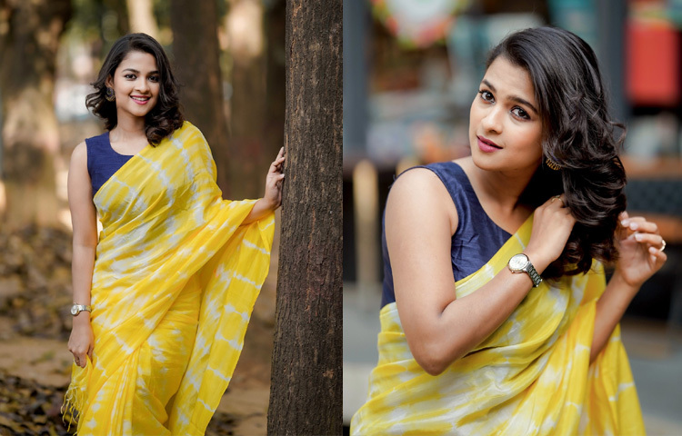 স্লিভলেস ব্লাউজের সঙ্গে হলুদ রঙা শাড়িতে বেশ মায়াবী লাগছে অভিনেত্রী সাদিয়া আয়মানকে।