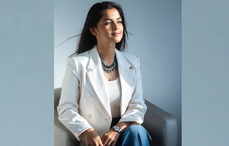 মিনিমাল অথচ অত্যন্ত স্টাইলিশ লুকের জন্য সাদিয়া লেয়ার করেছেন ডাবল-ব্রেস্টেড সাদা ব্লেজার রিবড ট্যাঙ্ক টপের ওপর। নীল ডেনিম প্যান্টের সঙ্গে এই কম্বিনেশন পুরো লুকটিকে আধুনিক ও ভারসাম্যপূর্ণ করেছে।