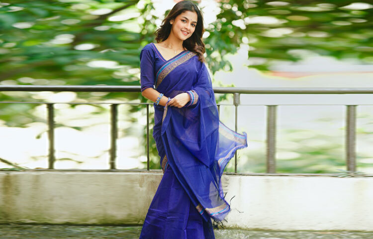 সাম্প্রতিক এক ফটোসেশনে নীল শাড়ি ও মানানসই ব্লাউজে সাদিয়া যেন হয়ে উঠেছিলেন এক প্রশান্ত বিকেলের প্রতিচ্ছবি।