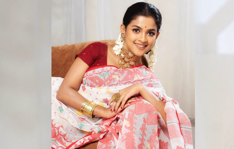 সাদিয়া আয়মানের এই রূপ কেবল বাহ্যিক সৌন্দর্যের প্রকাশ নয়, বরং এক ধরনের বার্তা। সেটা হলো বাঙালি নারীর সৌন্দর্য লুকিয়ে আছে তার সংস্কৃতি ও শিকড়ে। এই শাড়ি ও সাজসজ্জা যেন আমাদের মাটির টান, উৎসবের উচ্ছ্বাস আর আপন ঐতিহ্যের প্রতিচ্ছবি।