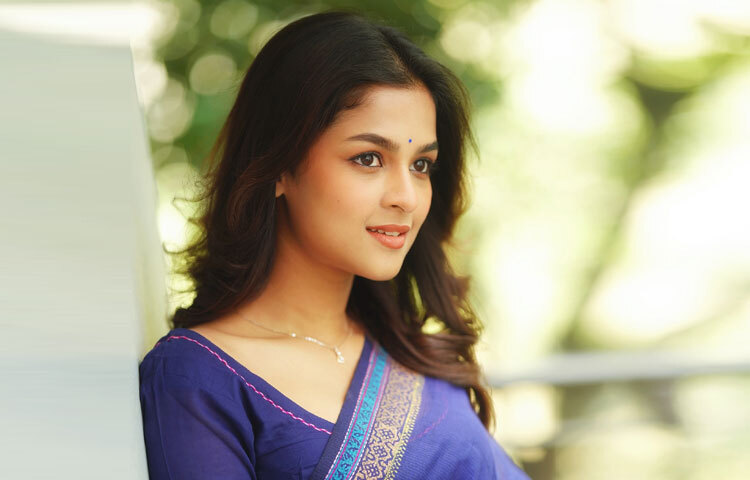 নীলের শান্ত রঙে মিশে ছিল একধরনের মুগ্ধতা, যেন চোখের সামনে শান্ত নদীর ঢেউ খেলছে। ইএফ ক্রিয়েশনের ব্লক পাড়ের এই শাড়িতে তিনি বেছে নিয়েছিলেন সম্পূর্ণ মিনিমাল সাজ-অতিরিক্ত কিছু নয়, কেবল সৌন্দর্যের সরল প্রকাশ।