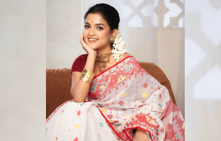 তার হাসি আর সহজ-সরল ভঙ্গি মিলিয়ে এক চিরচেনা অথচ নতুনত্বে ভরা আবহ তৈরি করে।