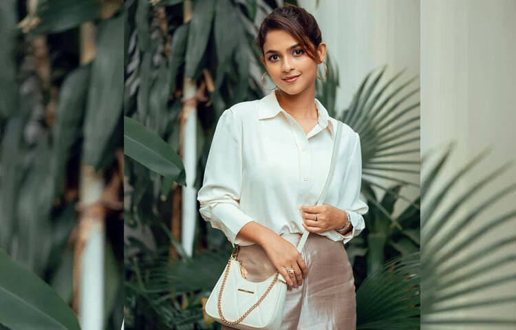 হাতে সিলভার রিস্টওয়াচ, চোখে হালকা আইলাইনার আর ঠোঁটে বাদামি লিপ-সব মিলিয়ে এক সেমি-ফরমাল বা মিড-ডে ইভেন্টের জন্য আদর্শ লুক।