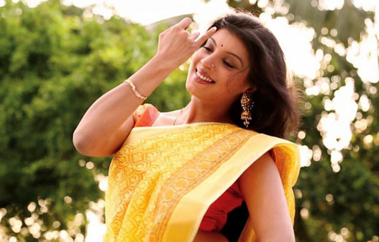 পেশাগত সাফল্যের পাশাপাশি মৌ সংসারজীবনেও সফল, পরিপূর্ণ ও প্রশংসনীয়। ব্যক্তিগত জীবনে তিনি অত্যন্ত শৃঙ্খলাপূর্ণ, দায়িত্ববান ও পরিবারকেন্দ্রিক একজন মানুষ।