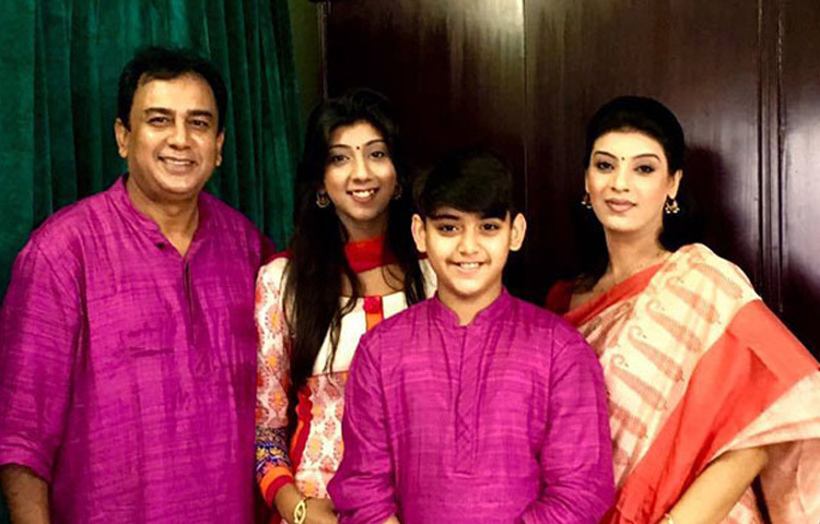 মৌ এর ব্যক্তিজীবনও অনেকটা রূপকথার মতো। জনপ্রিয় অভিনেতা জাহিদ হাসানের সঙ্গে বিবাহবন্ধনে আবদ্ধ হয়েছেন এই অভিনেত্রী। তাদের ঘরে রয়েছে এক ছেলে ও এক মেয়ে।
