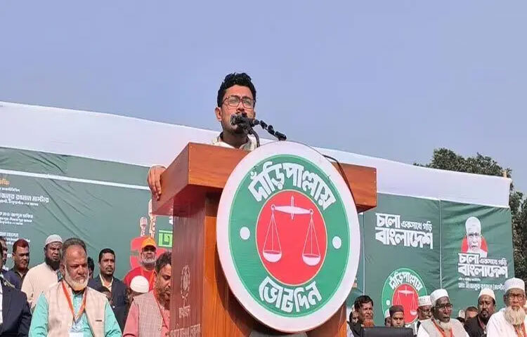 ঢাকা বিশ্ববিদ্যালয়ের কেন্দ্রীয় ছাত্রসংসদের (ডাকসু) ভিপি সাদিক কায়েম বলেছেন, ‘লন্ডনে-দিল্লিতে আর পিন্ডিতে বসে কোনো রাজনীতি চলবে না। নতুন বাংলাদেশের রাজনীতির সিদ্ধান্ত হবে দেশের মাটি ও মানুষের আকাঙ্ক্ষা অনুযায়ী, কোনো বিদেশি প্রেসক্রিপশন নয়।’ ছবি: তানভীর হাসান তানু