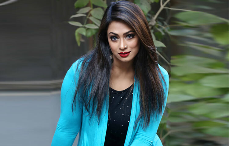 পপির জন্ম খুলনায়। শৈশব-কৈশোর কেটেছে সাধারণ পরিবেশেই। তবে ছোটবেলা থেকেই শিল্প-সাহিত্যের প্রতি ছিল প্রবল আগ্রহ। আশির দশকের শেষের দিকে বিজ্ঞাপনচিত্রের মাধ্যমে তিনি মিডিয়ায় প্রবেশ করেন। সেখান থেকে পরিচালক আমজাদ হোসেন তাকে চলচ্চিত্রে নিয়ে আসেন।