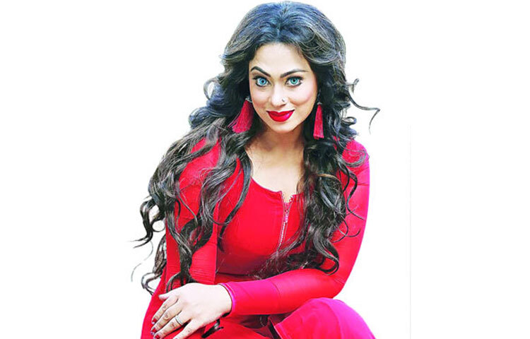 ১৯৯৭ সালে মুক্তি পাওয়া কুলি সিনেমার মাধ্যমে বড় পর্দায় অভিষেক ঘটে তার। সেই প্রথম ছবিতেই দর্শকদের নজর কাড়েন।