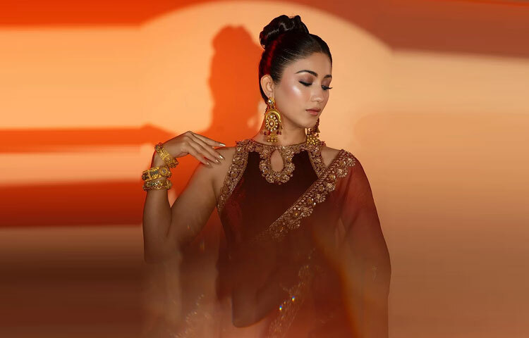 সাজের পরিপূর্ণতা এনে দিয়েছে স্বনামধন্য মেকআপ আর্টিস্ট জাহিদ খান মেকওভারের গ্ল্যাম টাচ। নিখুঁতভাবে সাজানো ভ্রু, চোখে শিমারি আইশ্যাডো ও মাসকারার ছোঁয়া-লেন্স পরা দৃষ্টিতে কাজলের রেখা যেন এক রহস্যের আবরণ।