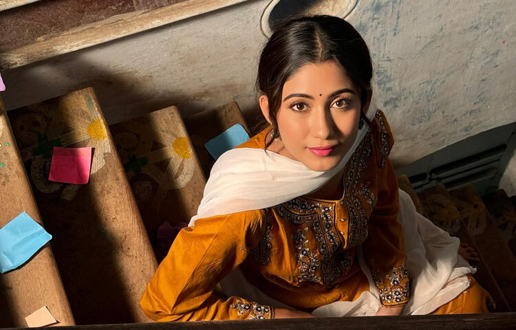 সাফা কবিরের শৈশব কেটেছে ঢাকাতেই। পরিবারে ভালোবাসা আর যত্নের আবহ তাকে গড়ে তুলেছে আত্মবিশ্বাসী করে।